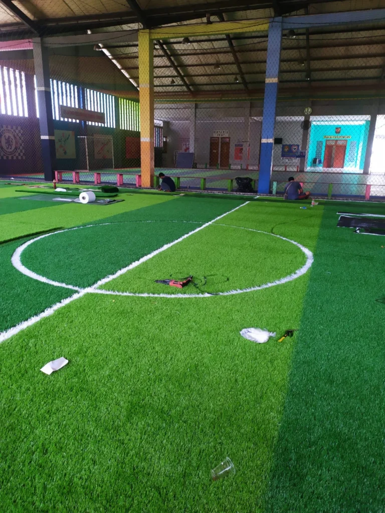 Ganti Rumput Sintetis Lapangan yang Sudah Botak/Rusak: Solusi Tepat Agar Lapangan Kembali Nyaman dan Aman