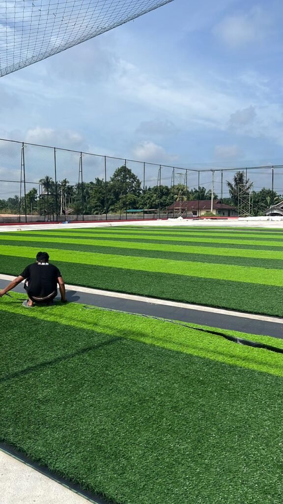 Renovasi Rumput Sintetis Lapangan Mini Soccer