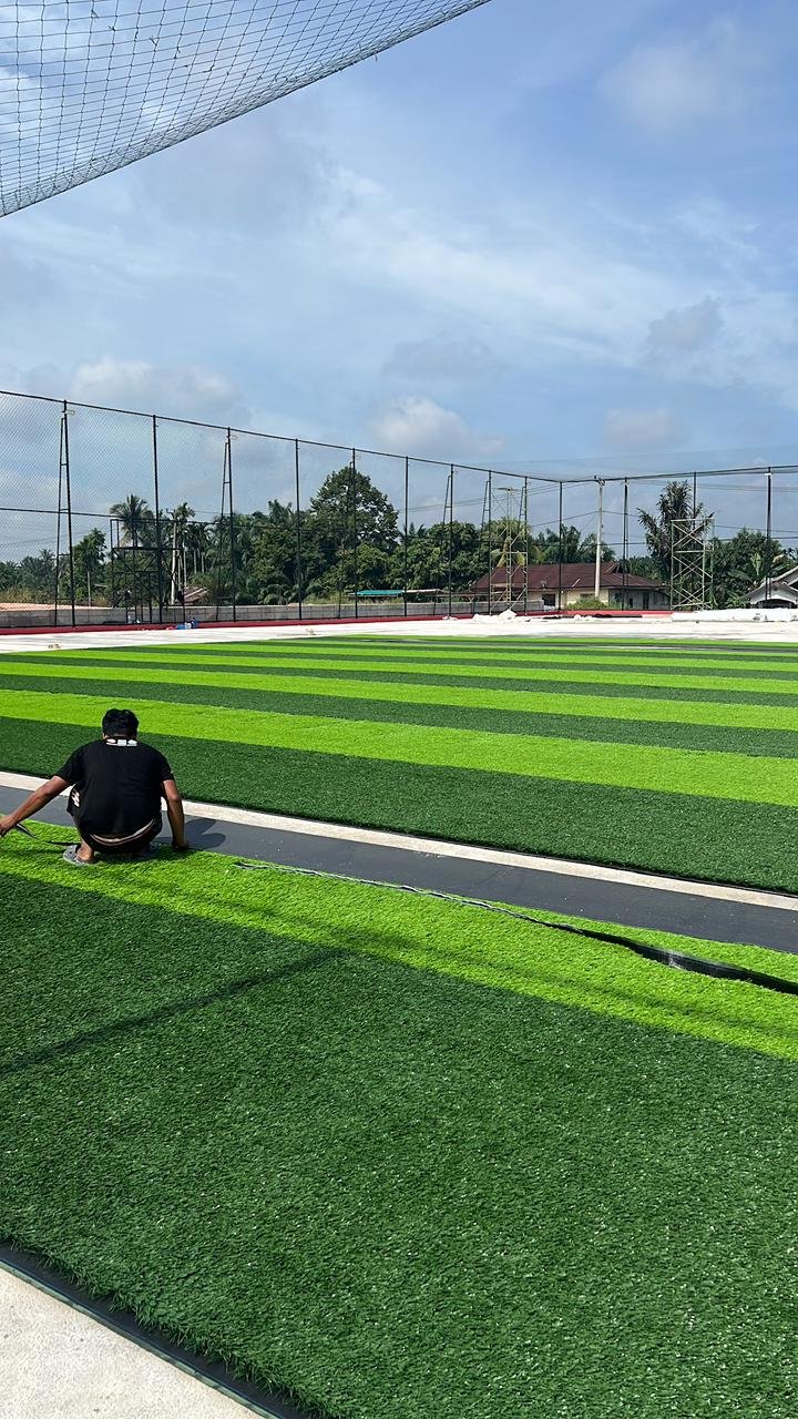 Renovasi Rumput Sintetis Lapangan Mini Soccer: Solusi Mengembalikan Kualitas Lapangan agar Nyaman dan Aman