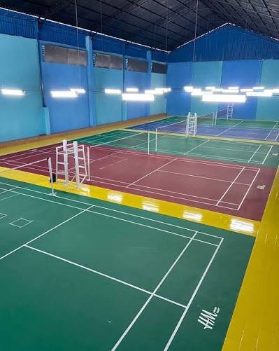 Bingung Perbaiki atau Bongkar Total? Konsultasikan Kondisi Lapangan Badminton Anda